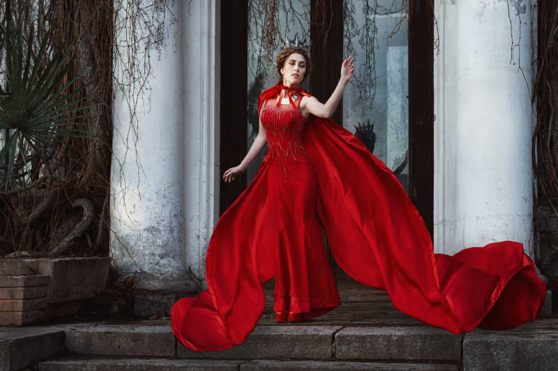 穿红裙的女王装扮的女人