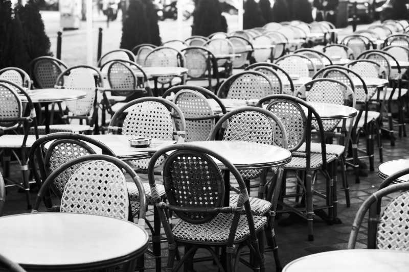 在巴黎老街咖啡馆的黑白相间的柳条桌椅摄像