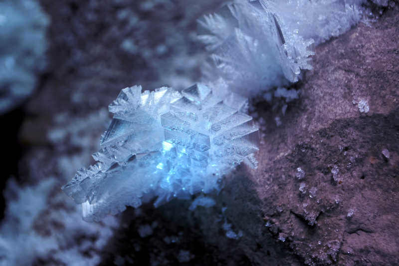 自然的雪花晶体