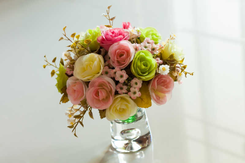 室内透明花瓶里的可爱的花束