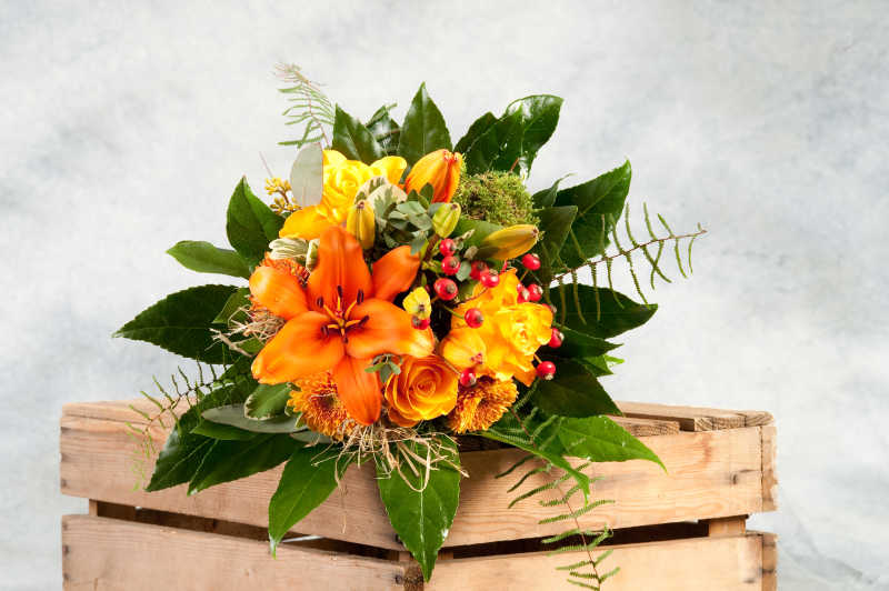 木制箱里的漂亮的橘色的花束