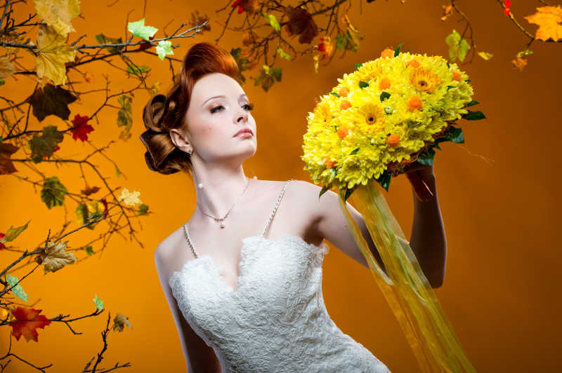 美丽的新娘手拿漂亮的花束