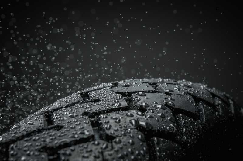 雨中的摩托车轮胎表面