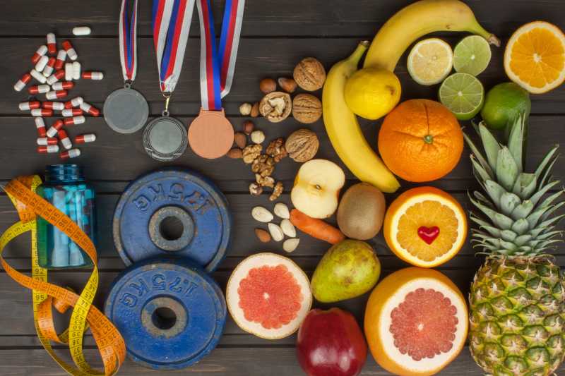 餐桌上的奖牌和营养丰富的水果