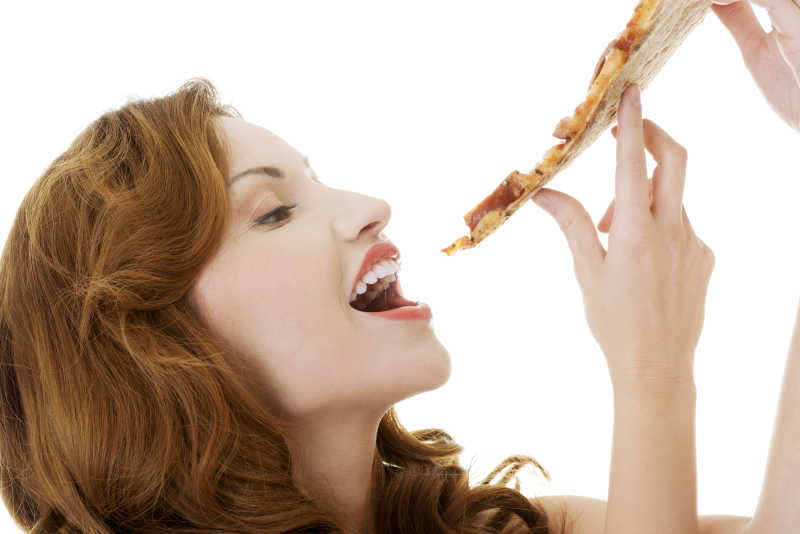 快乐的女人吃比萨饼