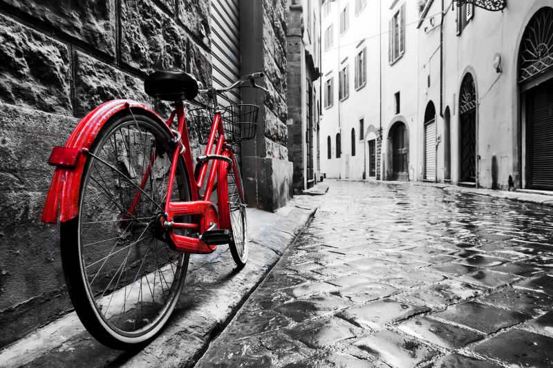 黑白旧城区的红色复古自行车