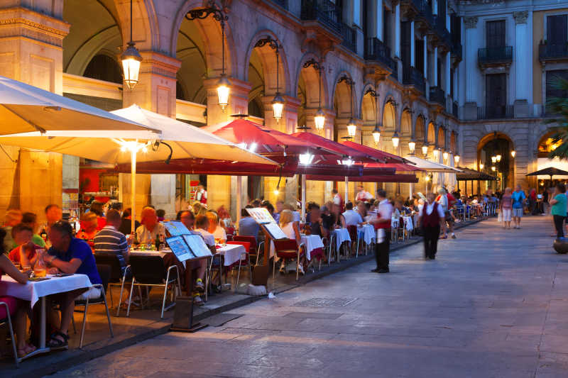 夜晚巴塞罗那的街头餐馆