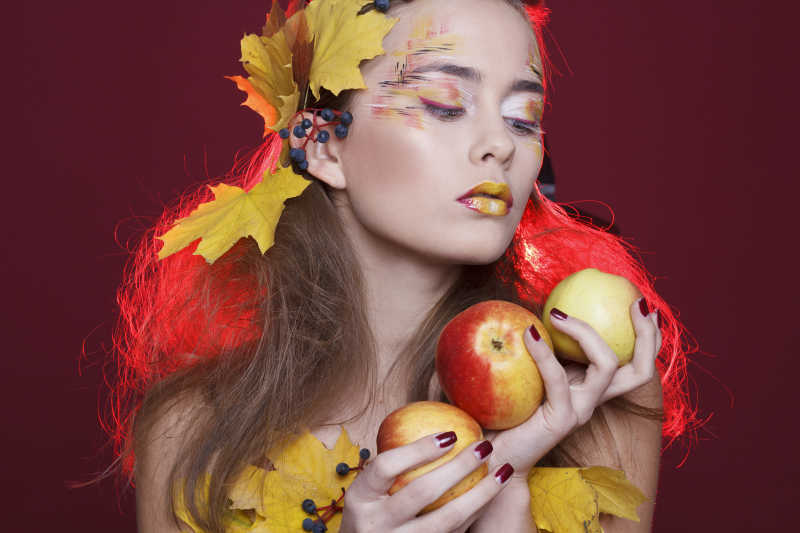 秋季美女拿着水果