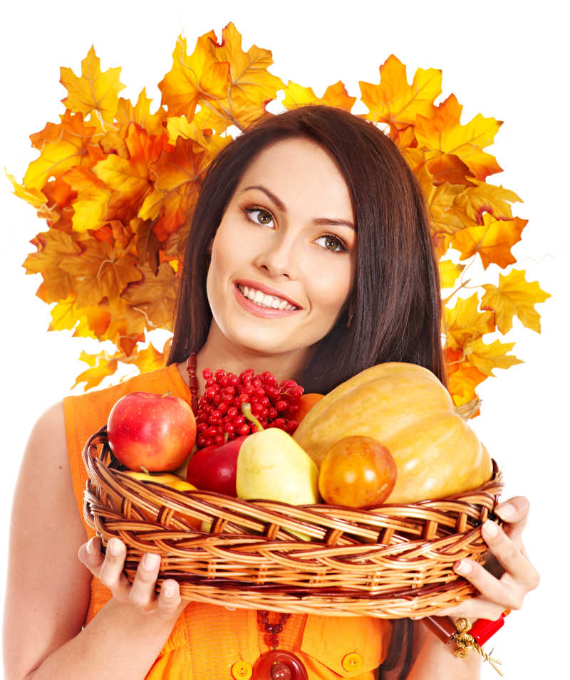 美女拿着秋季水果