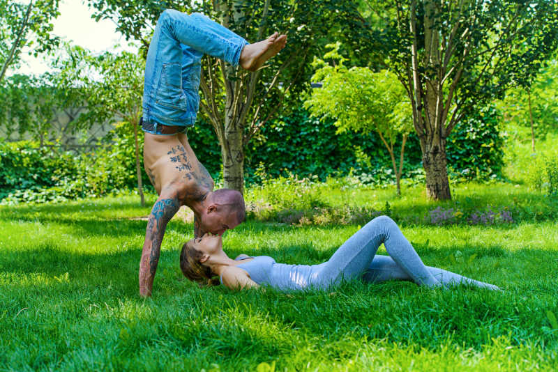 公园里做情侣瑜伽的年轻情侣