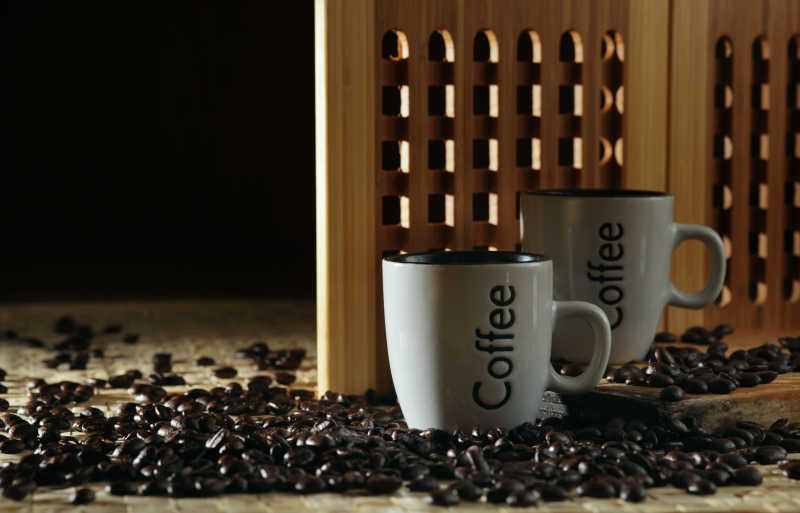 两个咖啡杯和咖啡豆