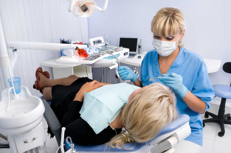 医生在牙科诊所与病人
