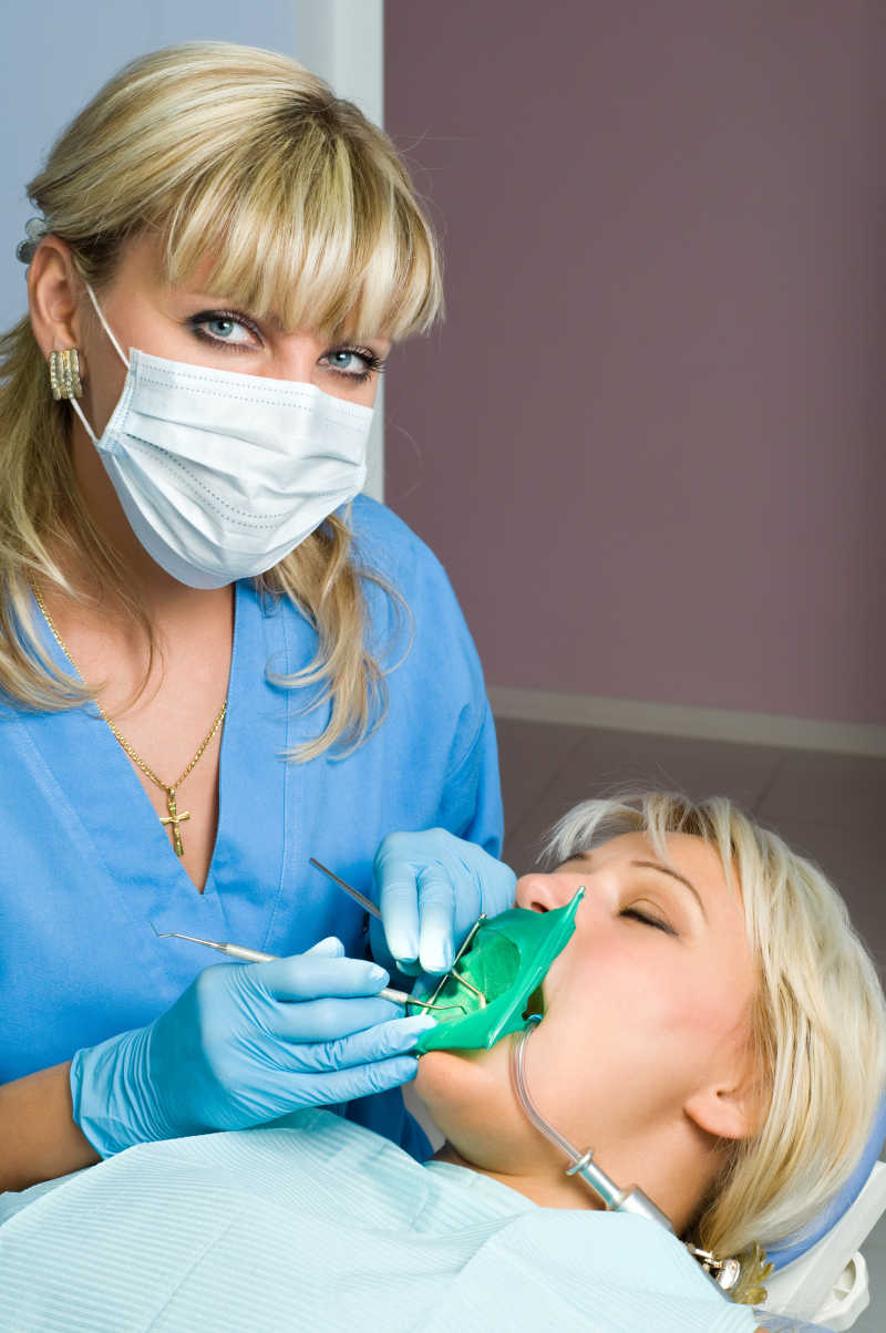 牙科医生正在为病人治疗牙齿