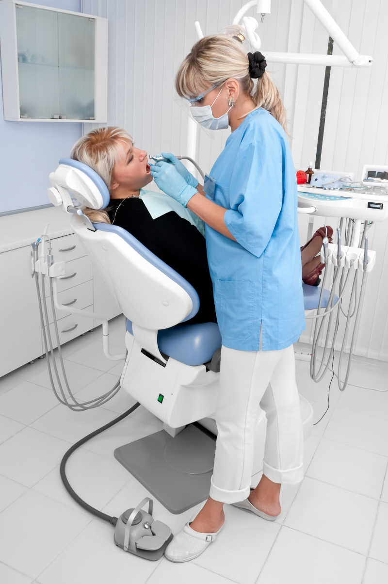 牙科医生为病人检查牙齿