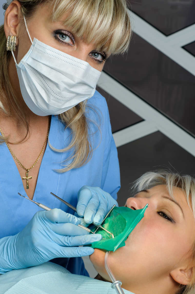 牙科医生为病人清洁牙齿