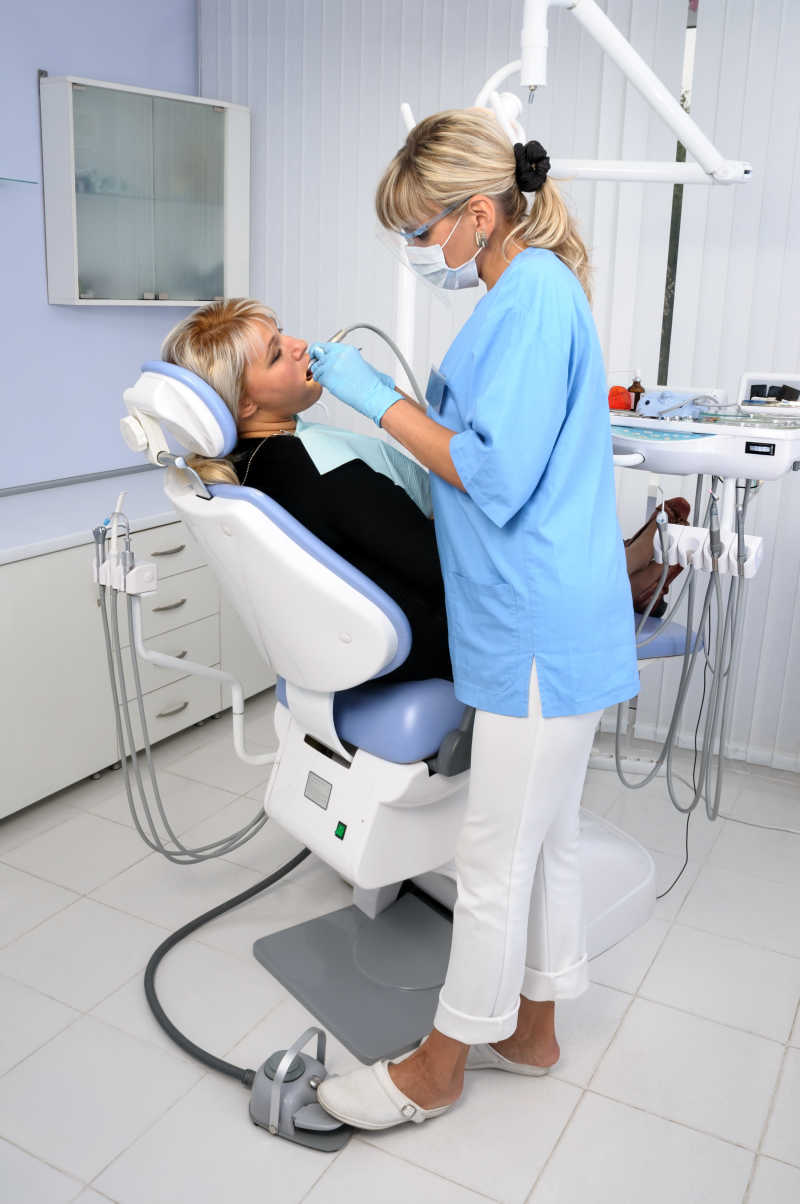 牙医为病人检查牙齿