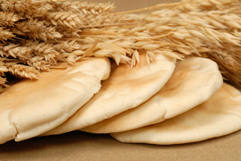 桌上的小麦和面包