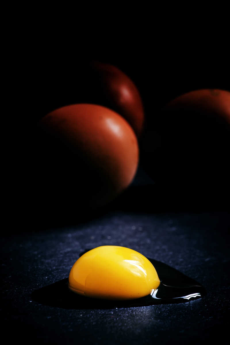 黑色背景上的鸡蛋和蛋黄