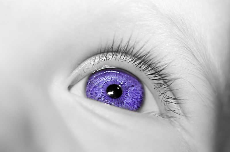 婴儿的紫色眼睛