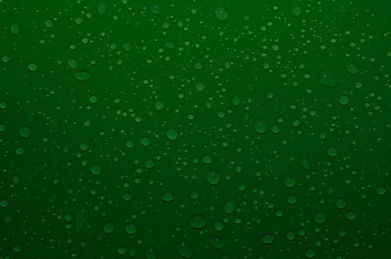 墨绿色的透明水滴