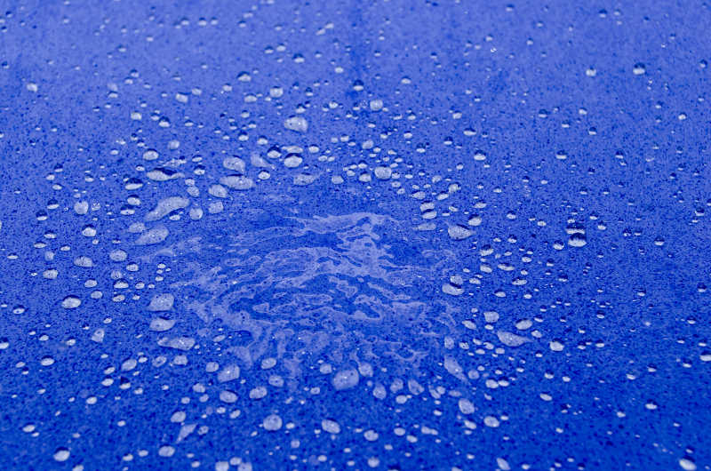 蓝色透明的水滴
