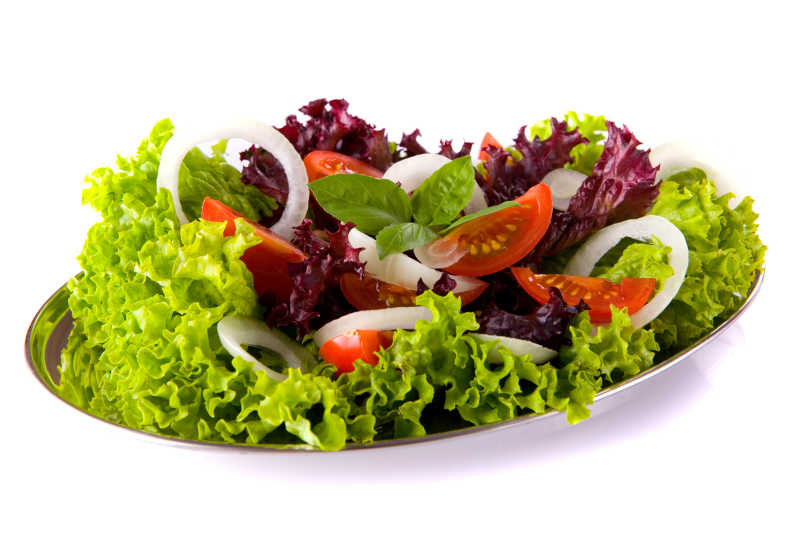 白色背景下餐盘里美味的蔬菜沙拉
