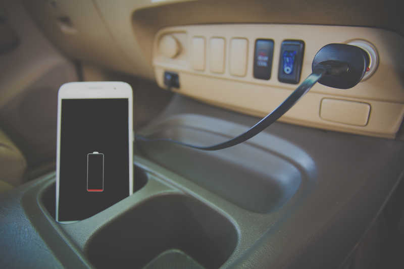汽车上充电的苹果手机
