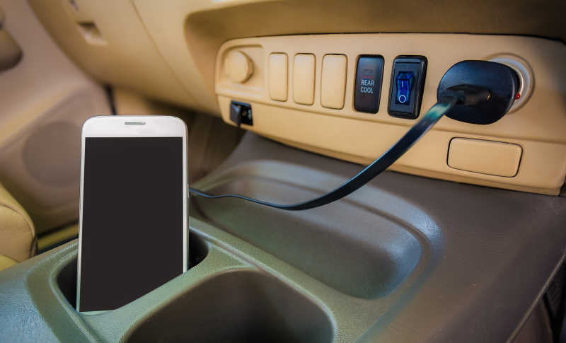汽车上充电的智能手机