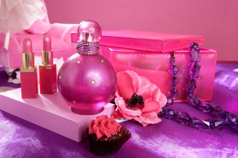 紫色桌上的粉红色化妆品