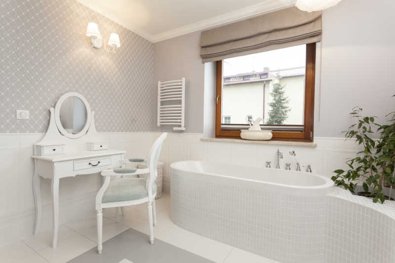 白色风格装饰浴室里的化妆台和浴缸