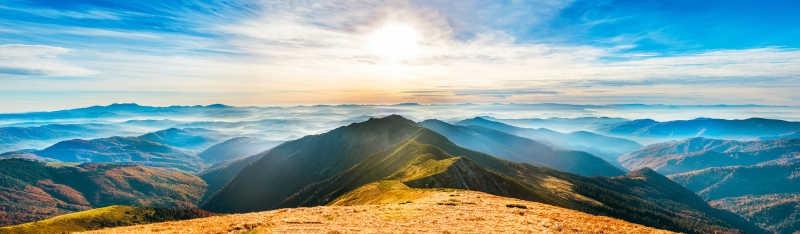 烟雾缭绕的蓝山美景