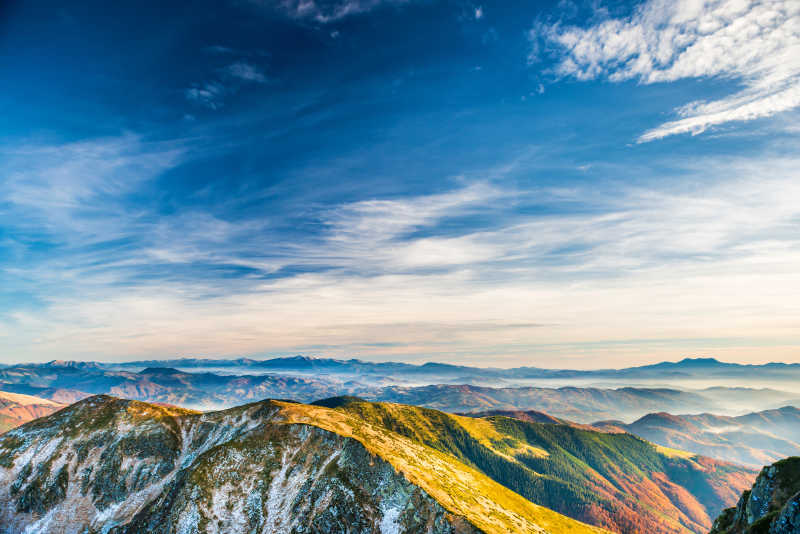 山顶一望无际的天空美景