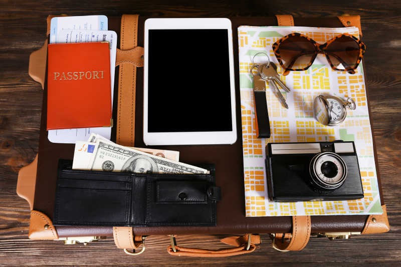 旅行包上护照钱包照相机平板墨镜以及钥匙