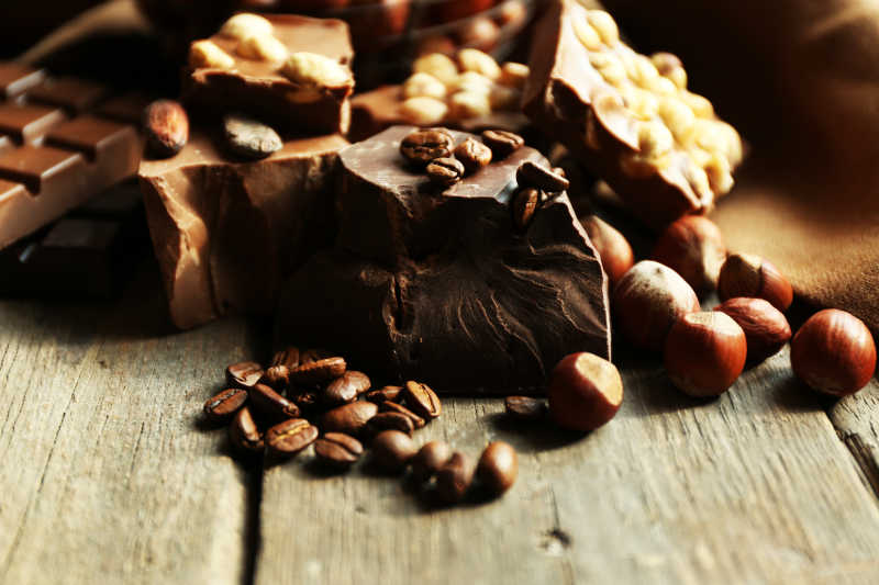 木桌上的巧克力和坚果