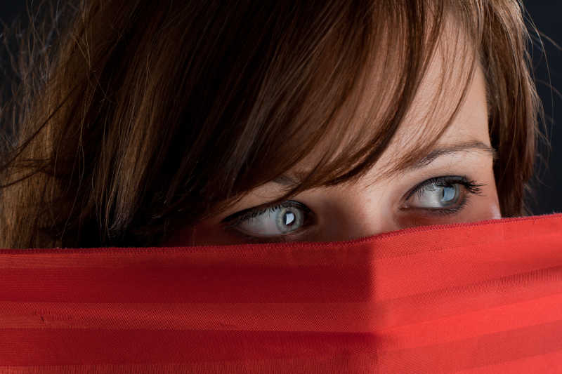 红色面罩下的女人神秘的眼睛