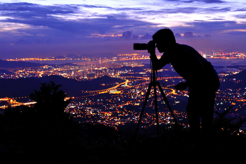 拍摄傍晚城市风景的摄影师
