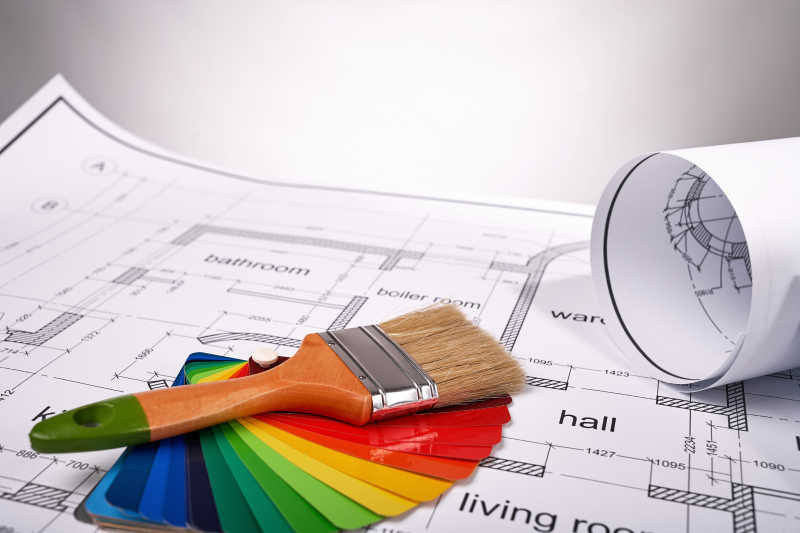 彩色纸板和刷子和建筑平面图