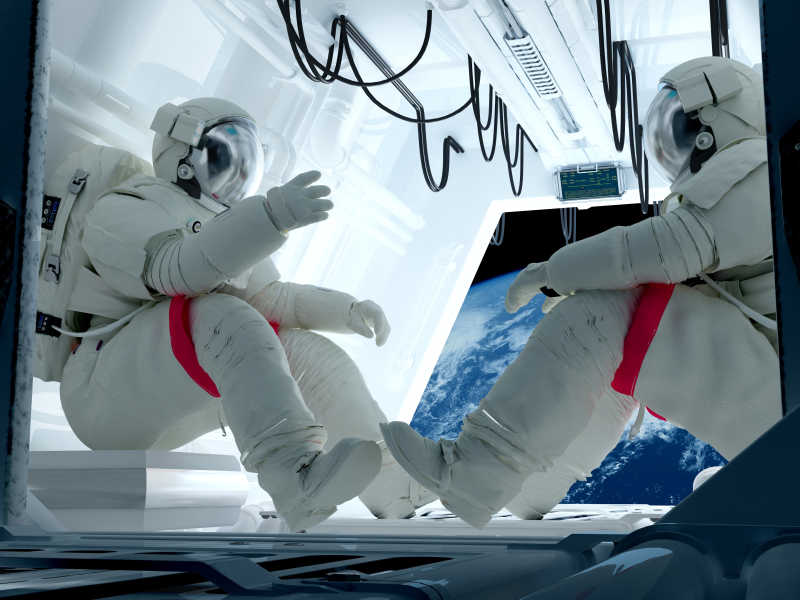 两个宇航员对坐在宇宙飞船中