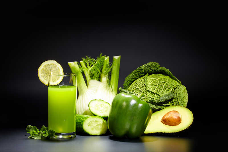 绿色的蔬菜和蔬菜汁
