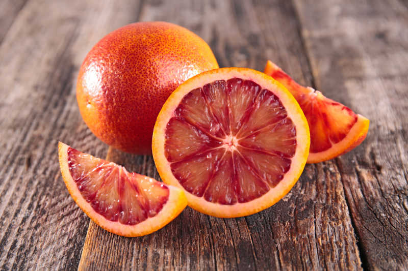 切开的新鲜血橙