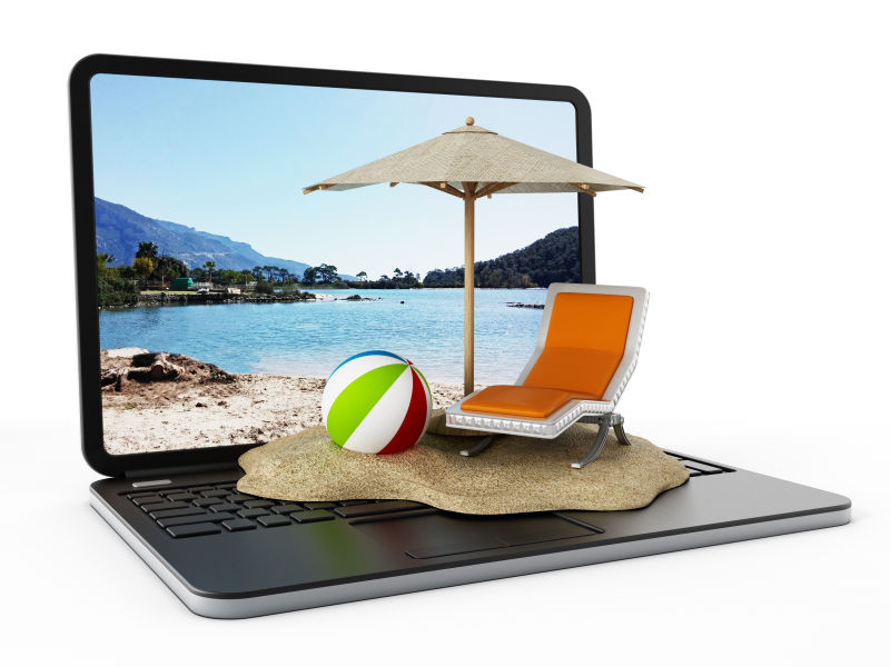 笔记本电脑上的创意海滩