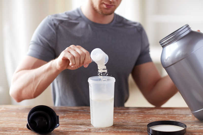男子在奶瓶里放奶粉