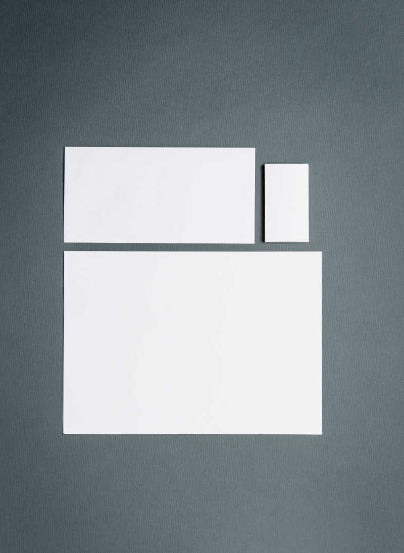 灰色背景上的办公用品组合空白模板