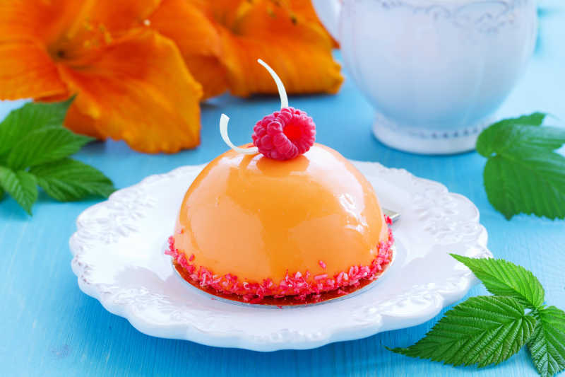 香草慕斯与桃子和覆盆子的美味蛋糕