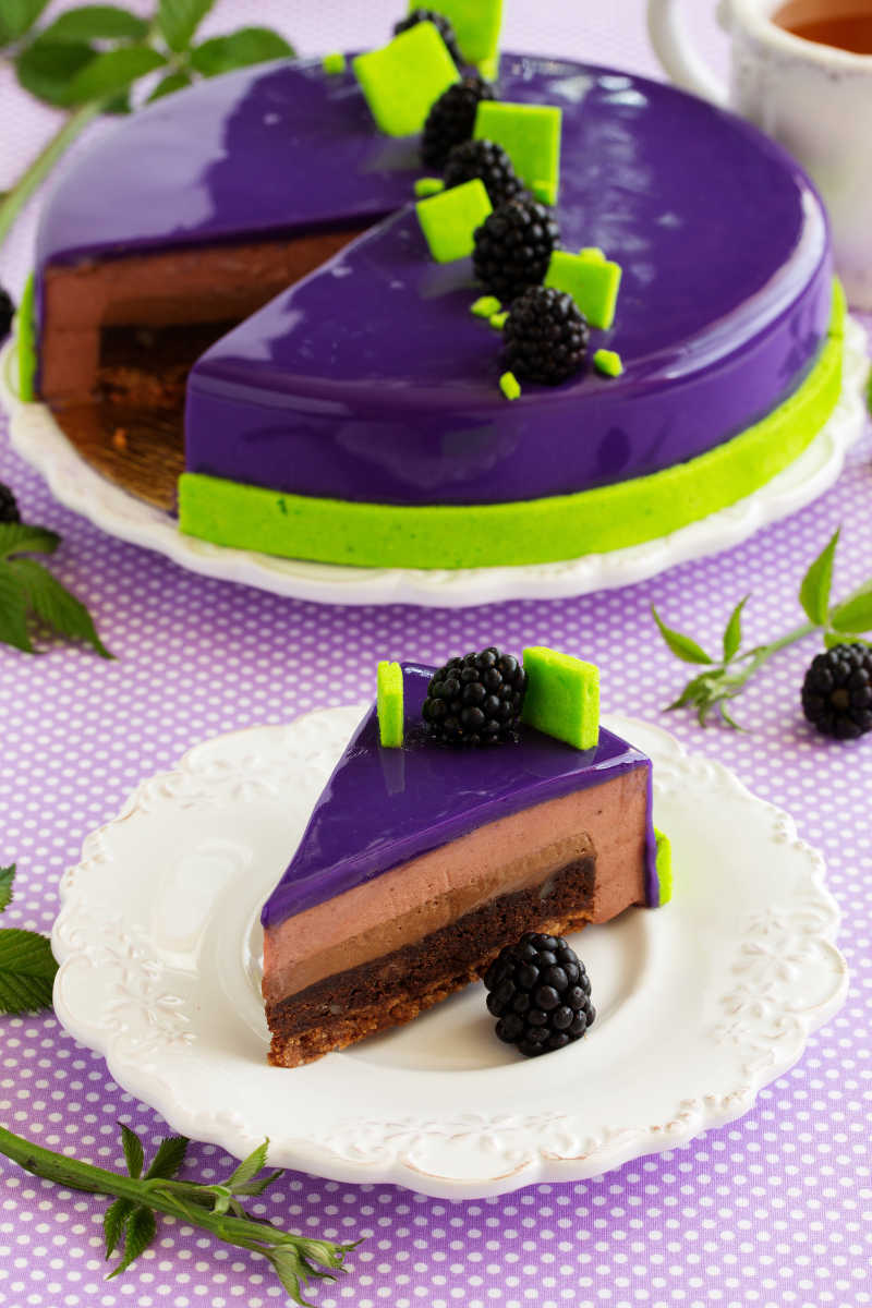 美味的黑莓和巧克力蛋糕在镜子釉