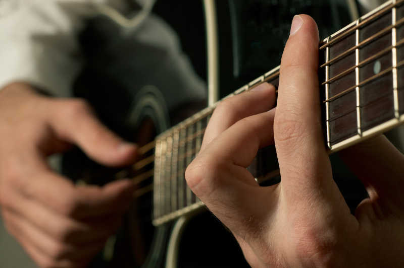 弹吉他的手指