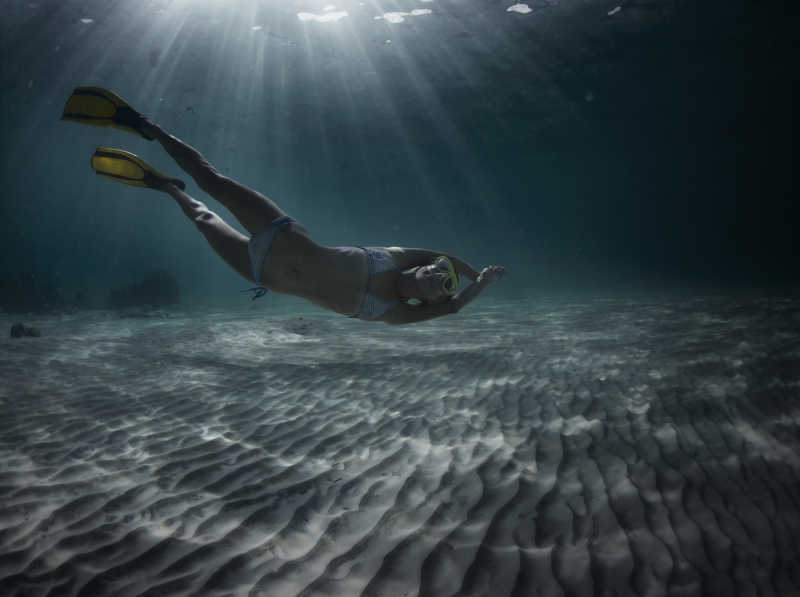 海底热带浮潜妇女水下全景图