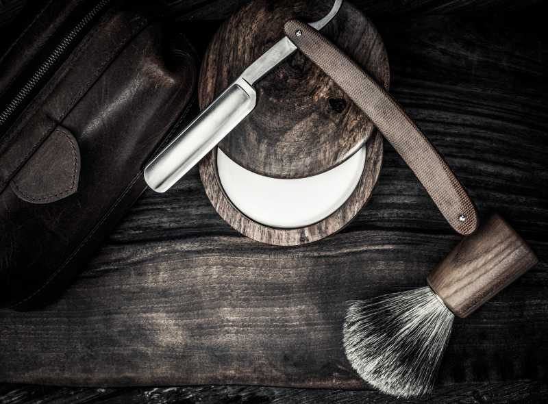 木板上男人的剃须工具