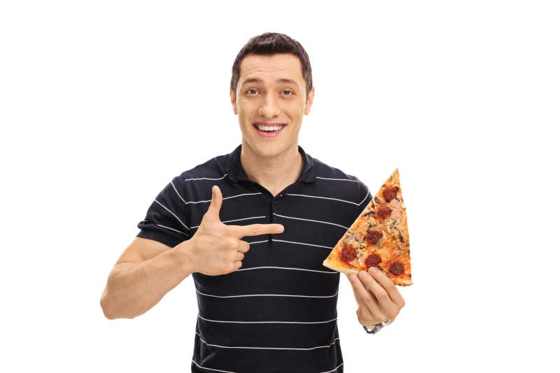 拿着一块披萨的男人