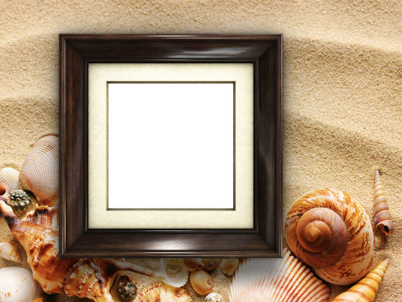 沙滩背景上的空白木头正方形画框